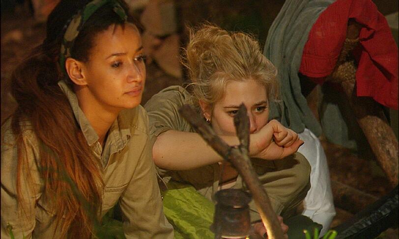 Larissa Marolt (r.) ist mal wieder mit den Nerven am Ende. Eine Spinne hat in der Nähe ihres Feldbettes ein Netz gesponnen. Sie tauscht mit Gabby de Alemeida Rinne das Bett.