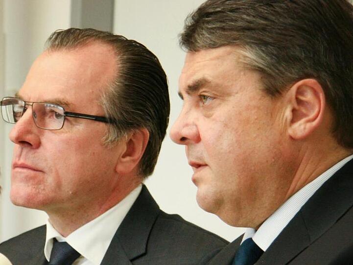 Clemens Tönnies (l), Unternehmer, und der damalige Bundeswirtschaftsminister Sigmar Gabriel (SPD) bei einer Pressekonferenz in Rheda-Wiedenbrück.