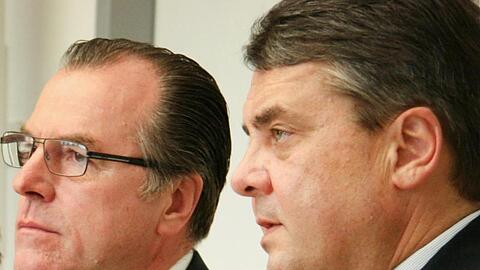 Clemens Tönnies (l), Unternehmer, und der damalige Bundeswirtschaftsminister Sigmar Gabriel (SPD) bei einer Pressekonferenz in Rheda-Wiedenbrück.