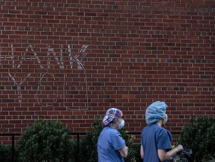 "Thank you": Der Dank geht an das medizinische Personal. Die USA haben inzwischen in absoluten Zahlen weltweit die meisten Toten durch die Corona-Epidemie zu verzeichnen.