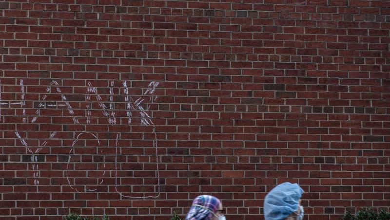 "Thank you": Der Dank geht an das medizinische Personal. Die USA haben inzwischen in absoluten Zahlen weltweit die meisten Toten durch die Corona-Epidemie zu verzeichnen. "Thank you": Der Dank geht an das medizinische Personal. Die USA haben inzwischen in absoluten Zahlen weltweit die meisten Toten durch die Corona-Epidemie zu verzeichnen.