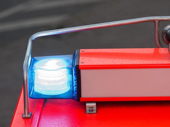 Ein Fahrzeug der Feuerwehr fährt mit Blaulicht über eine Straße. Foto: Daniel Bockwoldt/dpa/Symbolbild