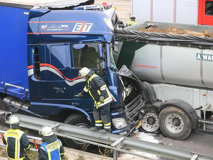 Einsatzkräfte der Rettungsdienste an der Unfallstelle auf der Autobahn 8. Foto: Ralf Zwiebler