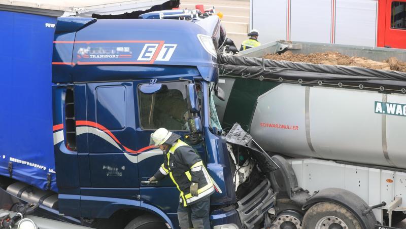 Einsatzkräfte der Rettungsdienste an der Unfallstelle auf der Autobahn 8. Foto: Ralf Zwiebler