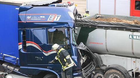 Einsatzkräfte der Rettungsdienste an der Unfallstelle auf der Autobahn 8. Foto: Ralf Zwiebler