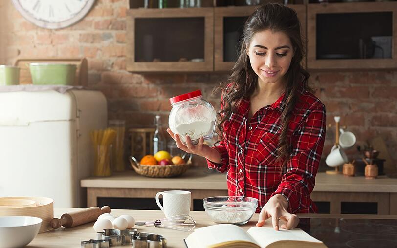 Butter, Eier, Zucker, Milch und Mehl - das sind die Grundzutaten der meisten herkömmlichen Kuchen. Doch wussten Sie, dass Sie viele davon mit einfachen Alternativen ersetzen können? Wir verraten Ihnen, welche Ersatzprodukte infrage kommen ... Butter, Eier, Zucker, Milch und Mehl - das sind die Grundzutaten der meisten herkömmlichen Kuchen. Doch wussten Sie, dass Sie viele davon mit einfachen Alternativen ersetzen können? Wir verraten Ihnen, welche Ersatzprodukte infrage kommen ...
