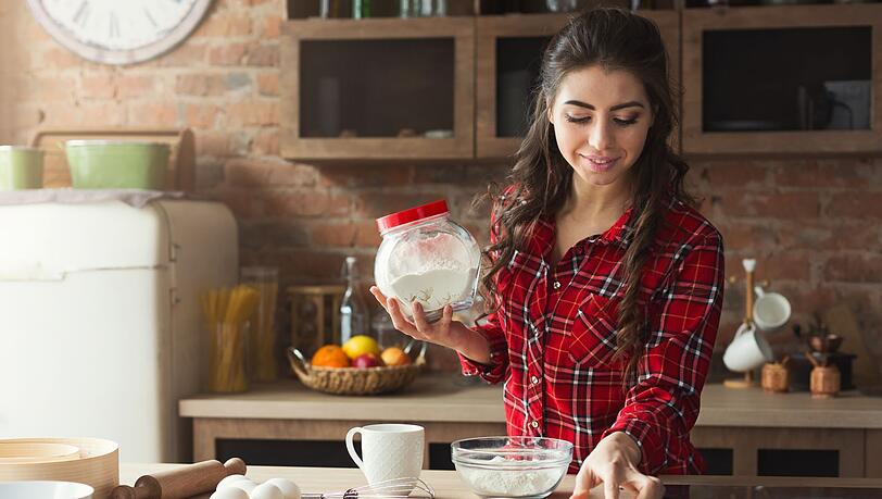Butter, Eier, Zucker, Milch und Mehl - das sind die Grundzutaten der meisten herkömmlichen Kuchen. Doch wussten Sie, dass Sie viele davon mit einfachen Alternativen ersetzen können? Wir verraten Ihnen, welche Ersatzprodukte infrage kommen ... Butter, Eier, Zucker, Milch und Mehl - das sind die Grundzutaten der meisten herkömmlichen Kuchen. Doch wussten Sie, dass Sie viele davon mit einfachen Alternativen ersetzen können? Wir verraten Ihnen, welche Ersatzprodukte infrage kommen ...