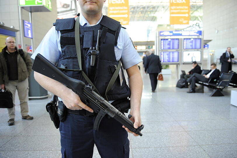 Mit Maschinenpistole bewacht die Polizei nach dem Attentat das Flughafengelände.