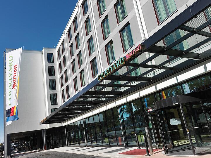 Riesig: Die beiden Marriott-Hotels in der Orleansstraße