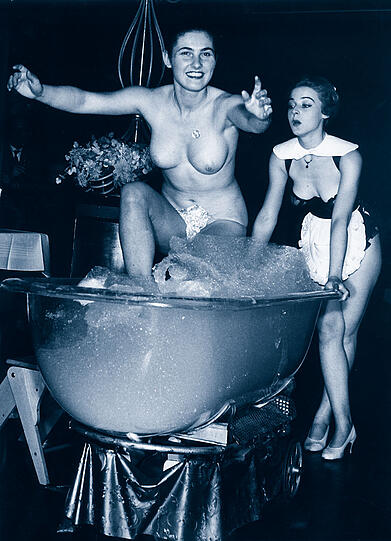 Und die Zofe schiebt die Wanne: Ein Striptease mit Sektbad wird 1959 im Petit Tabaris geboten.