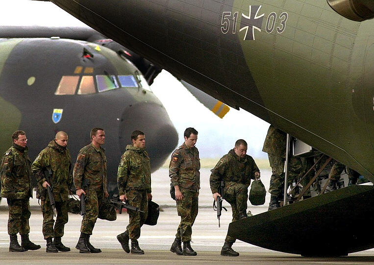 Damit gehört die Mission im Kosovo zu den zewitgrößten Auslandseinsatzen der Deutschen.