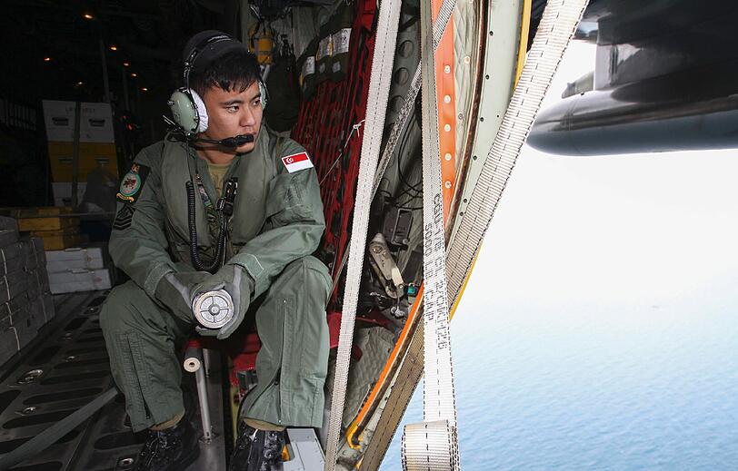 Suchtrupps haben Wrackteile der vermissten AirAsia-Maschine entdeckt. Die Maschine stürzte ins Meer.