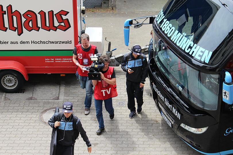 Die ersten Bilder aus Karlsruhe.