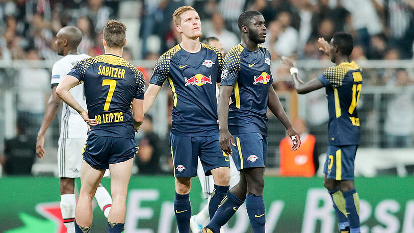 Die Leipziger Marcel Sabitzer, Marcel Halstenberg, Dayot Upamecano und Bruma (l-r) sind nach dem 0:2 enttäuscht.