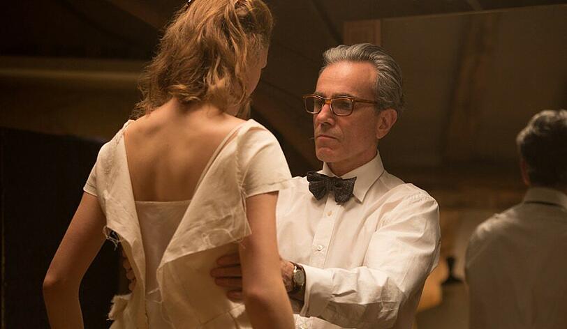 "Sie haben keine Brüste. Es ist meine Aufgabe, Ihnen welche zu geben": Modeschöpfer Woodcock (Daniel Day-Lewis) beim Ankleiden seiner Geliebten Alma (Vicky Krieps).
