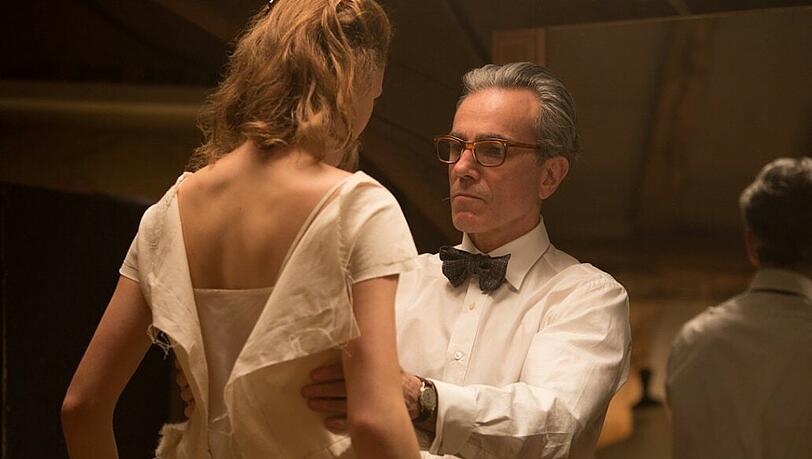 "Sie haben keine Brüste. Es ist meine Aufgabe, Ihnen welche zu geben": Modeschöpfer Woodcock (Daniel Day-Lewis) beim Ankleiden seiner Geliebten Alma (Vicky Krieps).