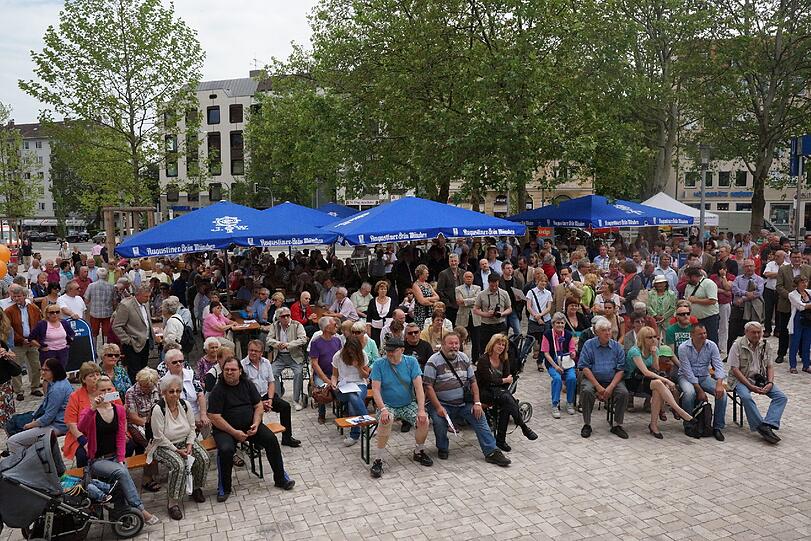 Es waren viele Münchner zur Eröffnung um 11 Uhr am Harras.