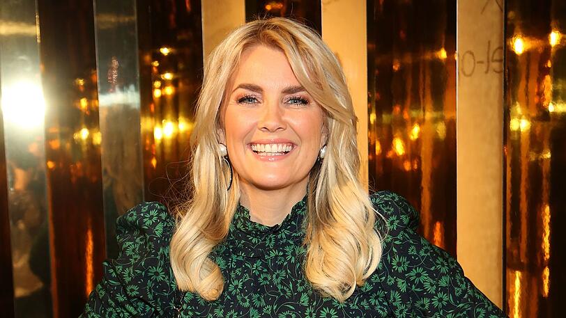 Auf Instagram präsentiert die ehemalige RTL-Moderatorin Jennifer Knäble stolz ihren Babybauch im Bikini.