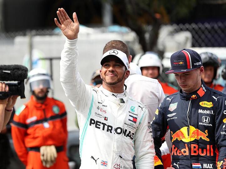 Weltmeister Lewis Hamilton feiert seine Pole Position.