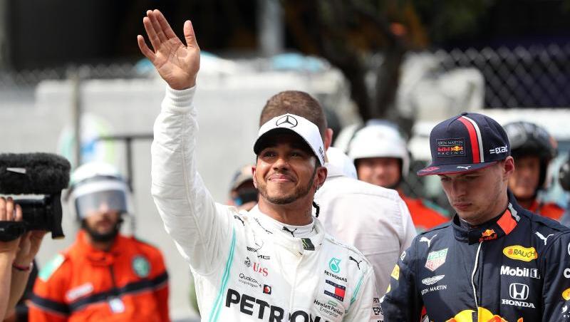 Weltmeister Lewis Hamilton feiert seine Pole Position. Weltmeister Lewis Hamilton feiert seine Pole Position.