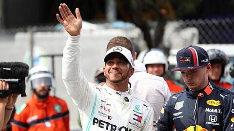 Weltmeister Lewis Hamilton feiert seine Pole Position.