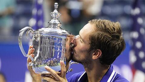 Daniil Medwedew küsst seine US-Open-Trophäe.