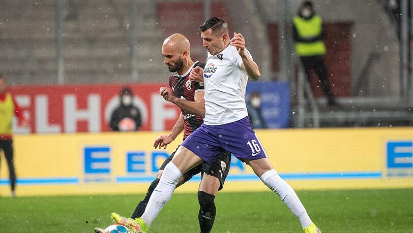Nico Antonitsch von Ingolstadt (l) und Nikola Trujic von Erzgebirge Aue im Zweikampf um den Ball.