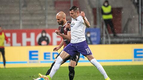 Nico Antonitsch von Ingolstadt (l) und Nikola Trujic von Erzgebirge Aue im Zweikampf um den Ball.