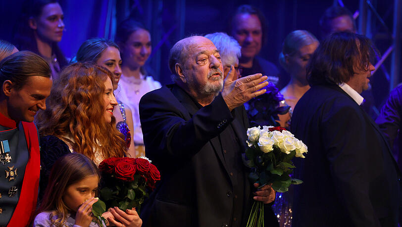 Bad in Ovationen: Ralph Siegel nach der Weltpremiere des Musicals "Zeppelin" neben seiner Frau Laura.