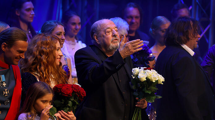Bad in Ovationen: Ralph Siegel nach der Weltpremiere des Musicals "Zeppelin" neben seiner Frau Laura.