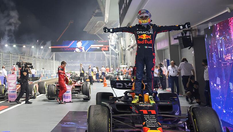 Red-Bull-Pilot Sergio Perez feiert seinen Sieg.