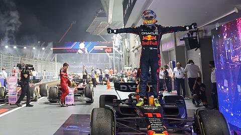 Red-Bull-Pilot Sergio Perez feiert seinen Sieg.