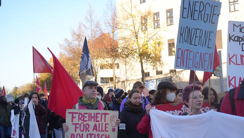 Der Protestzug zieht vom Wettersteinplatz zum Gefängnis Stadelheim, wo sich mehrere Klimaaktivisten in Gewahrsamnahme befinden. Der Protestzug zieht vom Wettersteinplatz zum Gefängnis Stadelheim, wo sich mehrere Klimaaktivisten in Gewahrsamnahme befinden.