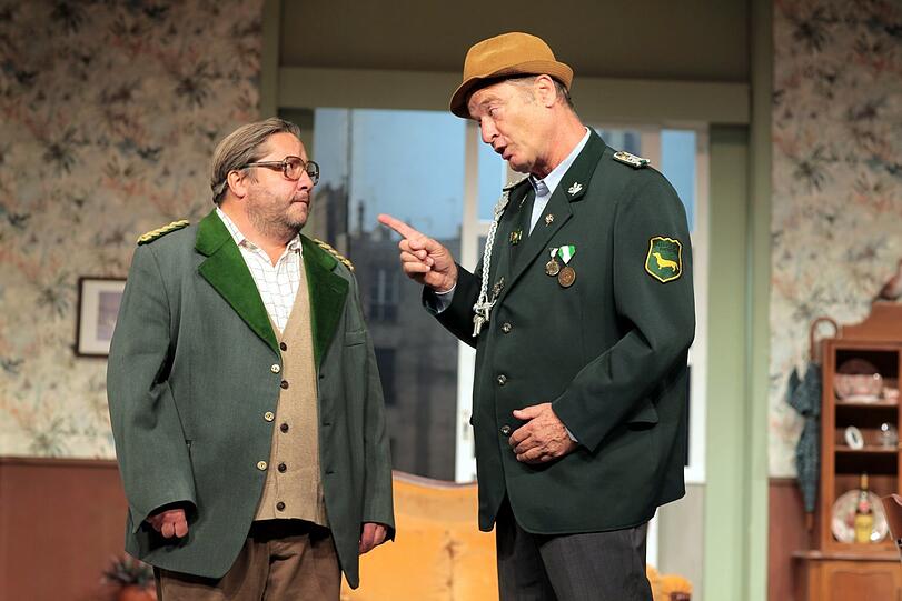 Herbert Fink (Stephan Bieker, links) legt sich mit Hausmeister Krause (Tom Gerhardt) an, der Präsident des Dackelklubs werden möchte.