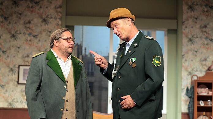Herbert Fink (Stephan Bieker, links) legt sich mit Hausmeister Krause (Tom Gerhardt) an, der Präsident des Dackelklubs werden möchte.