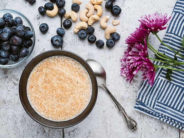 Wie immer gilt: Kombinieren Sie Kohlenhydrate mit Eiwei&szlig;, gesunden Fetten und Ballaststoffen, um den Blutzucker stabil zu halten. Garnieren Sie das Quinoa-Porridge etwa mit griechischem Joghurt, H&uuml;ttenk&auml;se, Waln&uuml;ssen, Avocado oder frischen Beeren. Ein Extra-Tipp: Hanfmus liefert rund 30 Gramm Eiwei&szlig; pro 100 Gramm und eignet sich ideal als Topping.