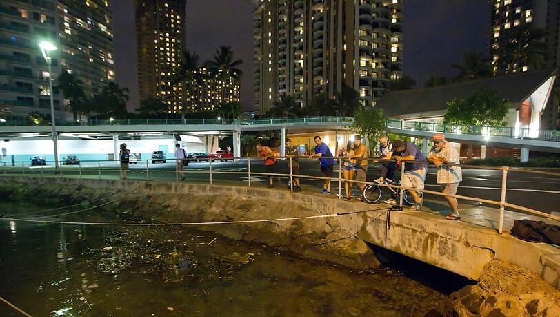 Noch ist das Wasser im hafen von Honolulu ruhig. Die Tsunamiwarnung kam am frühen Morgen. Noch ist das Wasser im hafen von Honolulu ruhig. Die Tsunamiwarnung kam am frühen Morgen.