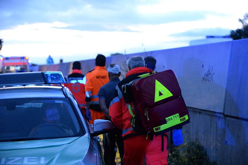 Nachdem er die Autobahn verließ, krachte der 43-Jährige auf dem Chiemseeradweg gegen einen Baum.
