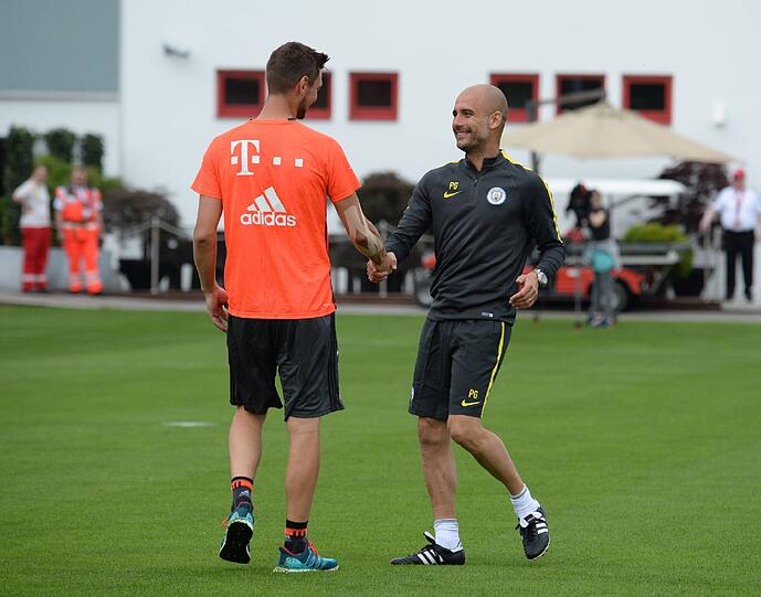 Sven Ulreich wird von seinem Ex-Trainer begrüßt.