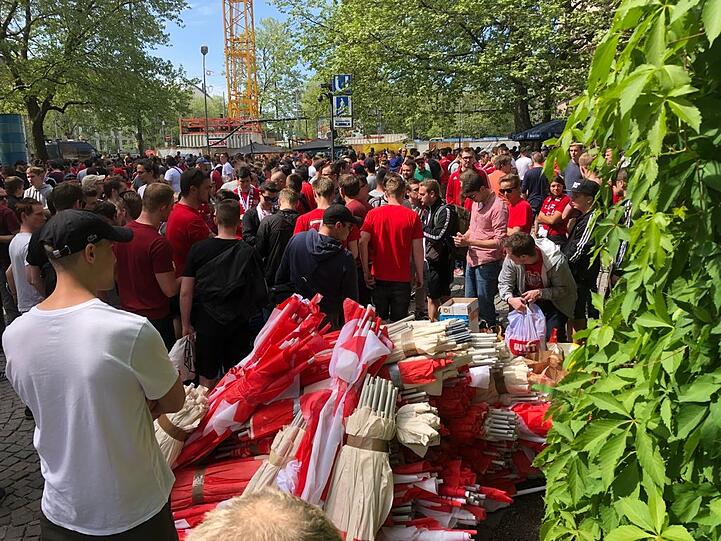 Die Bayern-Anhänger treffen die letzten Vorbereitungen.