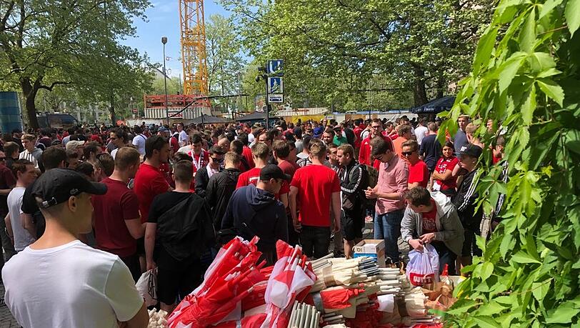 Die Bayern-Anhänger treffen die letzten Vorbereitungen. Die Bayern-Anhänger treffen die letzten Vorbereitungen.