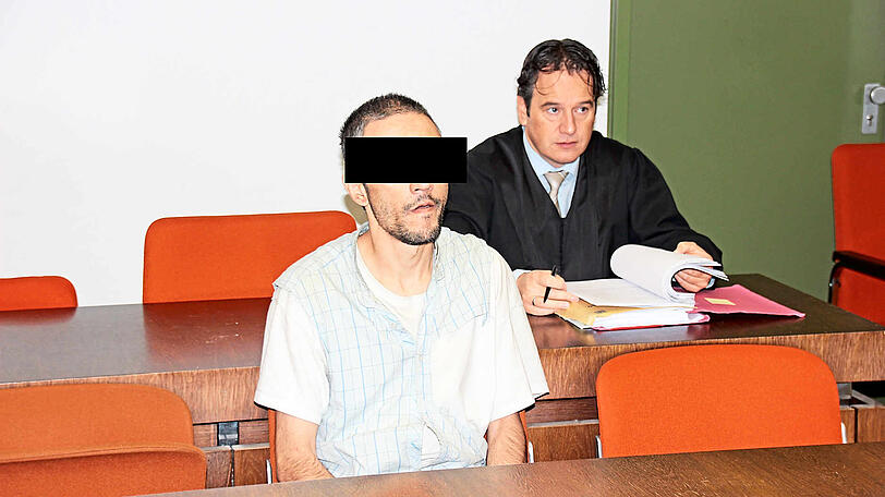 Messer gezückt: der Angeklagte mit seinem Anwalt Stefan Korn.