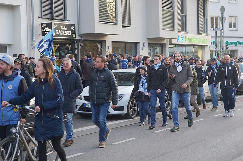 Die Löwen-Fans schwören sich friedlich auf das Derby gegen den ungeliebten Lokalrivalen ein.