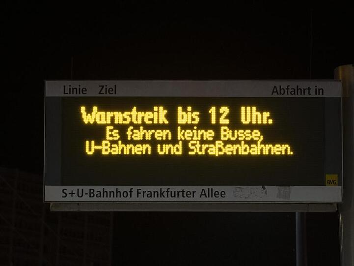 Auf einer Infotafel wird auf den Warnstreik der BVG-Beschäftigten hingewiesen.