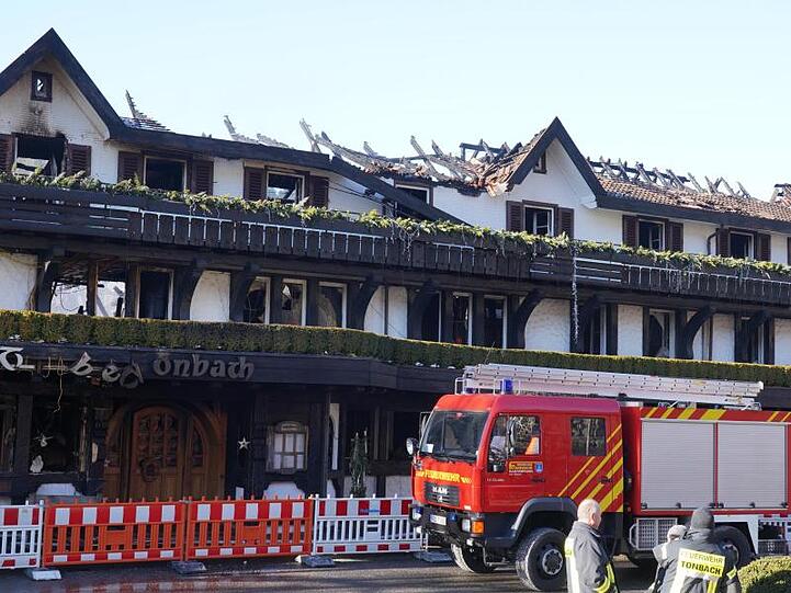 Feuerwehrwagen vor dem zum Teil abgebrannten Hotel Traube Tonbach und dem Drei-Sterne-Restaurant "Schwarzwaldstube".