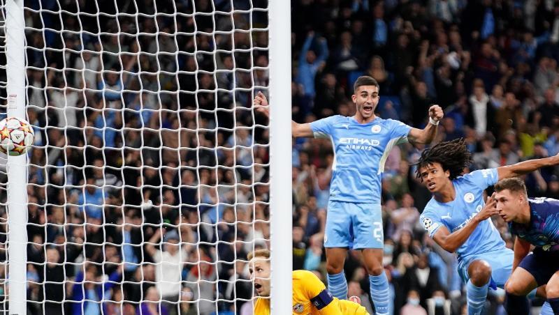Nathan Aké (2.v.r) köpfte zur Führung für Man City ein.