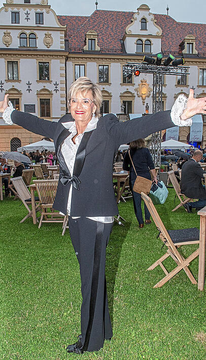 Herrin der Schlossfestspiele: Gloria Fürstin von Thurn und Taxis posiert im Garten des Fürstenschlosses St. Emmeram. Foto: dpa Herrin der Schlossfestspiele: Gloria Fürstin von Thurn und Taxis posiert im Garten des Fürstenschlosses St. Emmeram. Foto: dpa
