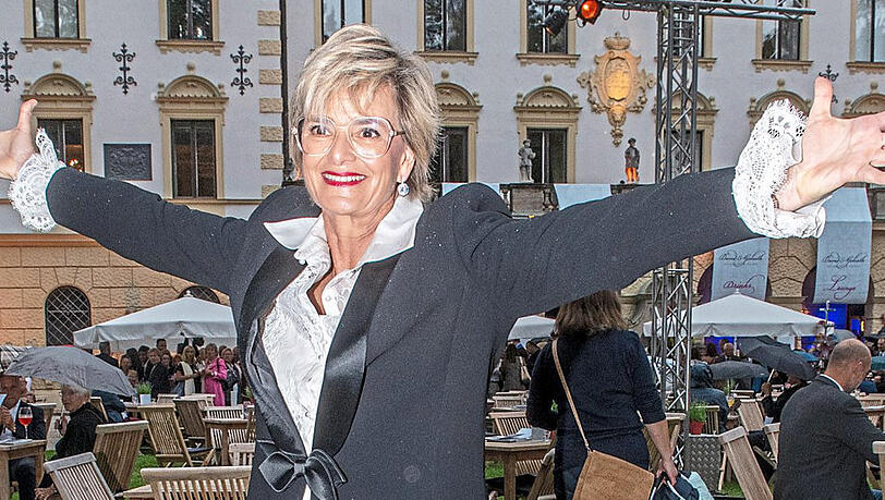 Herrin der Schlossfestspiele: Gloria Fürstin von Thurn und Taxis posiert im Garten des Fürstenschlosses St. Emmeram. Foto: dpa Herrin der Schlossfestspiele: Gloria Fürstin von Thurn und Taxis posiert im Garten des Fürstenschlosses St. Emmeram. Foto: dpa