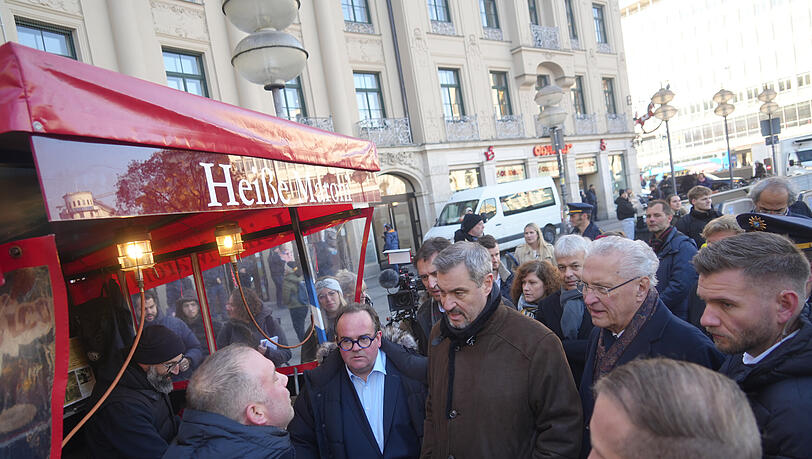 Der Maroniverkäufer klagt dem Ministerpräsidenten sein Leid. Foto: Daniel von Loeper Der Maroniverkäufer klagt dem Ministerpräsidenten sein Leid. Foto: Daniel von Loeper