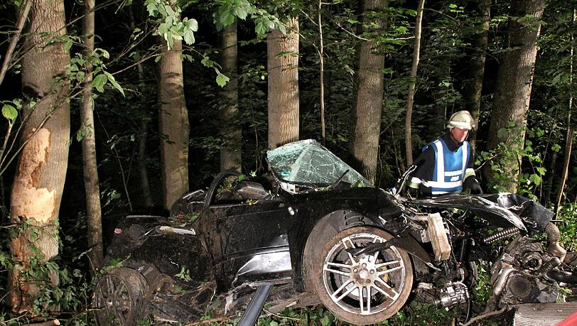 Ein Feuerwehrmann steht in der Nacht zum Dienstag bei Trostberg neben einem zerstörten Auto. Bei dem Verkehrsunfall sind zwei Männer ums Leben gekommen. Ein Feuerwehrmann steht in der Nacht zum Dienstag bei Trostberg neben einem zerstörten Auto. Bei dem Verkehrsunfall sind zwei Männer ums Leben gekommen.